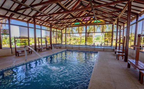 博尼图萨吉亚生态度假酒店的一座带窗户的建筑中的游泳池