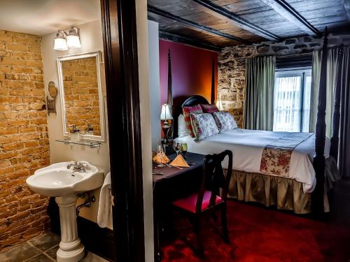 魁北克市勒克罗斯圣路易酒店的客房内的浴室设有床和水槽