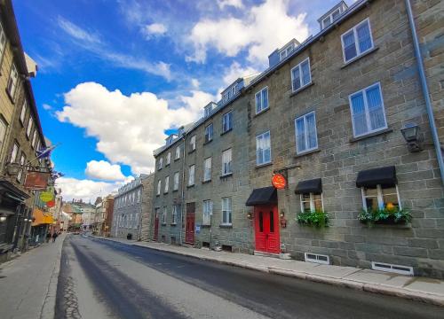 魁北克市勒克罗斯圣路易酒店的街上有红门的砖砌建筑
