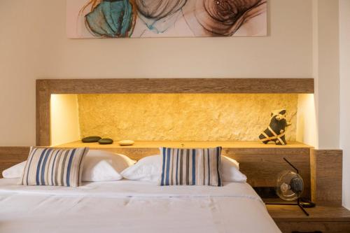 马塔拉MATALA * LUX CAVE的一间卧室配有一张带木制床头板的床