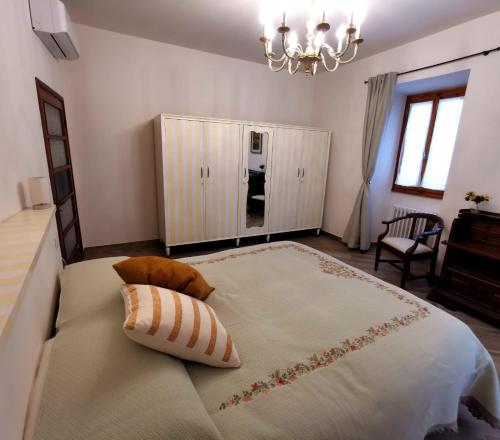Casa Remo - dolce soggiorno nella Piazza di Greve客房内的一张或多张床位