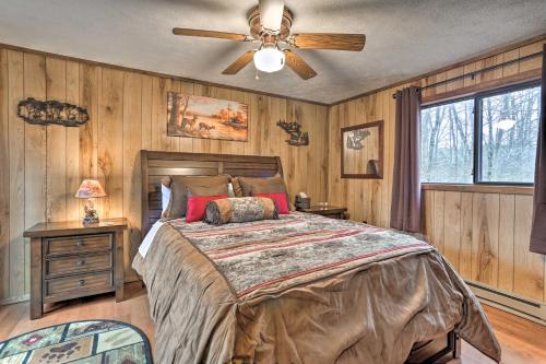 Bear Den Rustic Pocono Lake Home with Game Room!客房内的一张或多张床位