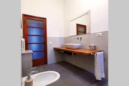 基安蒂格雷夫Casa Alda - magica vista sulla Piazza di Greve的浴室设有白色水槽和镜子