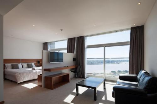 圣达菲Hotel UNL-ATE的酒店客房设有一张床和一个大窗户