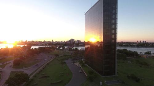 圣达菲Hotel UNL-ATE的高层建筑的空中景观,背景是日落