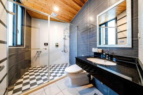 花莲市放慢1館 放慢民宿 6-14人,只接一組客人,按人數開放房間的浴室配有卫生间、盥洗盆和淋浴。