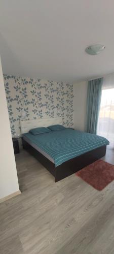 瓦特拉多尔内CASA LENA -VATRA DORNEI的一间卧室配有一张带绿色棉被的床