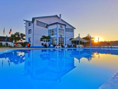 克里尚Hotel Sunrise的前面有游泳池的房子
