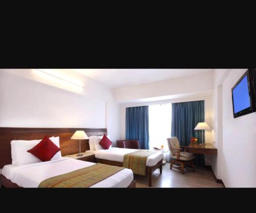 纳威孟买瑜珈大都会酒店的酒店客房配有两张床和一张书桌