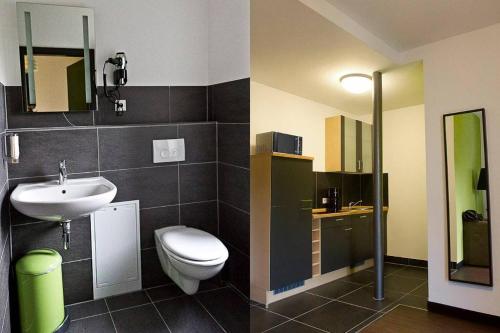 比勒费尔德1,5 Zimmer City-Apartment-Bielefeld的一间带卫生间和水槽的浴室