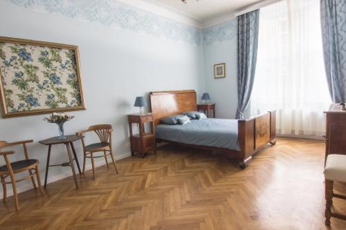 布拉格Prague Castle apartment Vintage的卧室配有一张床和一张桌子及椅子