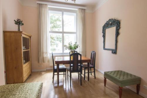 布拉格Prague Castle apartment Vintage的一间带桌椅和窗户的用餐室