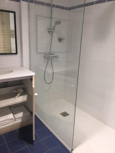 圣让-德吕兹Villa Argi Eder的浴室里设有玻璃门淋浴
