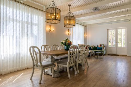 凯尔德拉Tiismani Villa的一间带桌椅的用餐室