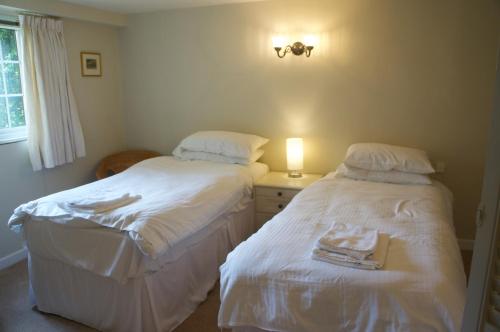 曼海德Minehead mews cottage的卧室内两张并排的床
