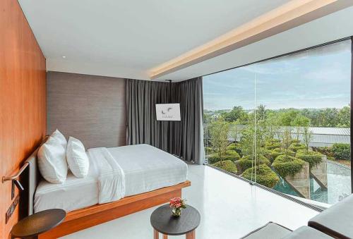 碧差汶Livist Resort phetchabun的一间卧室设有一张床和一个大窗户