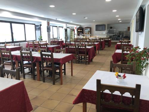 帕斯底拉卡萨瑞夫吉艾萨尔德酒店的餐厅配有桌椅和红色桌布
