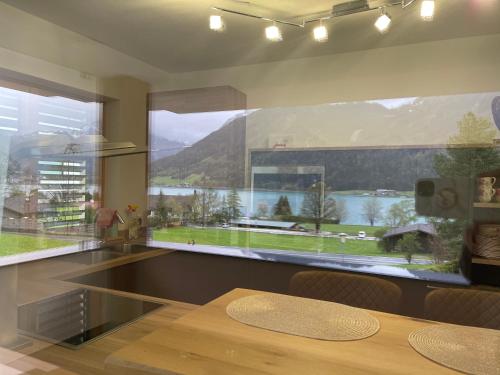 毛拉赫Appartement Mountain Lake的厨房设有湖景大窗户