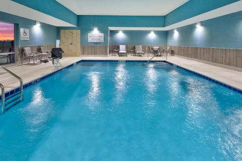 伍斯特Holiday Inn Express & Suites - Wooster, an IHG Hotel的蓝色的游泳池,位于酒店客房内