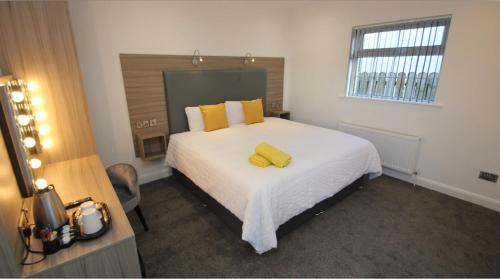 波特拉什Guest Rooms @ 128的卧室配有一张带黄色枕头的大型白色床。