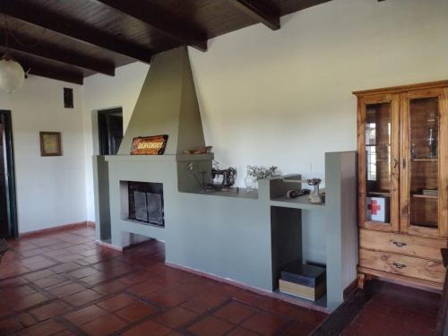 圣安东尼奥德阿雷科Hospedaje El Rincon的客厅设有壁炉和木柜。
