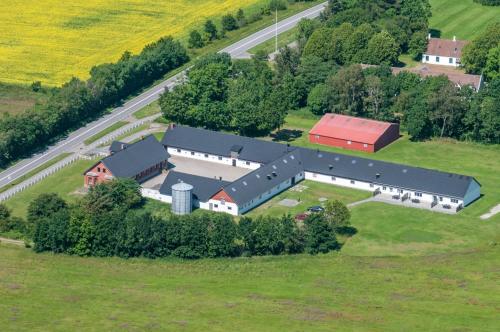莱斯Gydensgaard ferielejligheder på Læsø的享有带谷仓的农场的空中景致