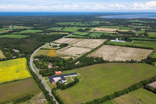 莱斯Gydensgaard ferielejligheder på Læsø的田野的空中景观