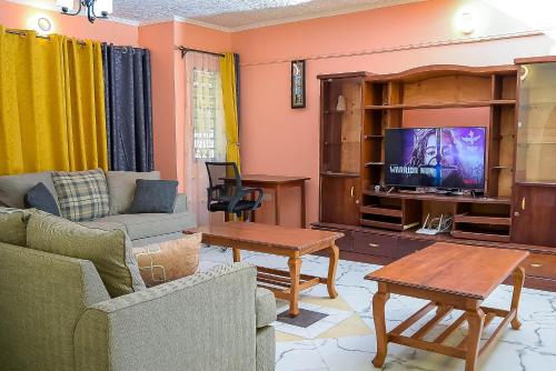 基利菲Dondoo's Paradise- Perfect Vacation Home的带沙发和电视的客厅