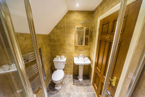 贝克韦尔Monsal Head Hotel的浴室配有卫生间、盥洗盆和淋浴。