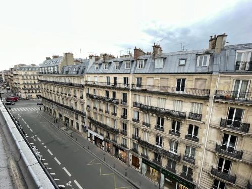 巴黎圣日耳曼酒店的享有城市街道和建筑的景色