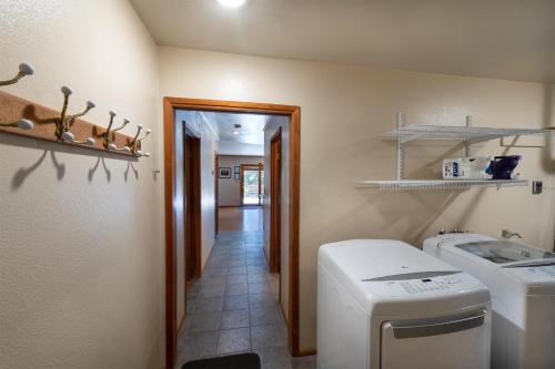 西优胜美地Apple Tree Bear House的洗衣房设有洗衣机和烘干机以及走廊