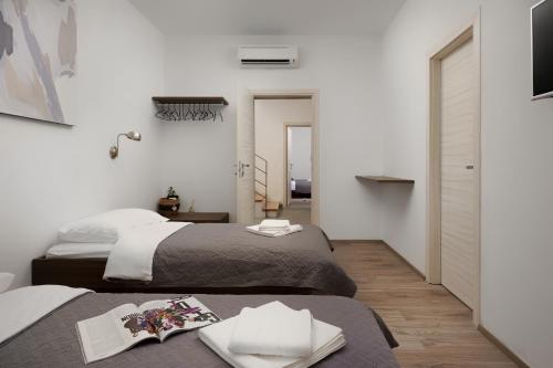 FilipanaVilla Kalu 2的一间卧室设有两张床,墙上配有电视。
