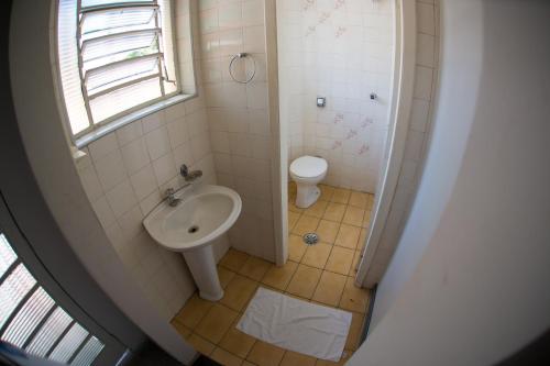 坎皮纳斯Apartamento ou Flat no Centro的一间带水槽和卫生间的浴室