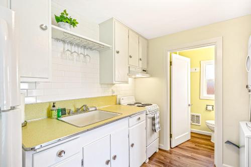 AtholBayview Tiny Cabin的厨房配有白色橱柜和水槽