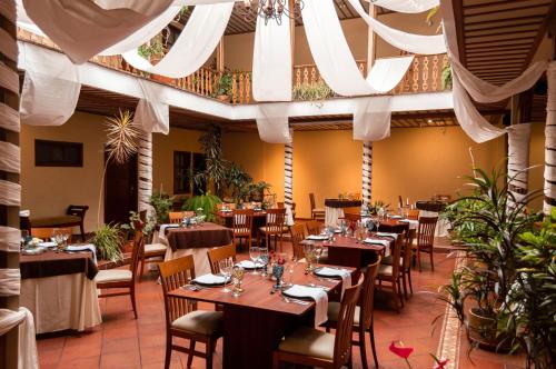 昆卡卡瓦洛酒店的一间在房间内配有桌椅的餐厅