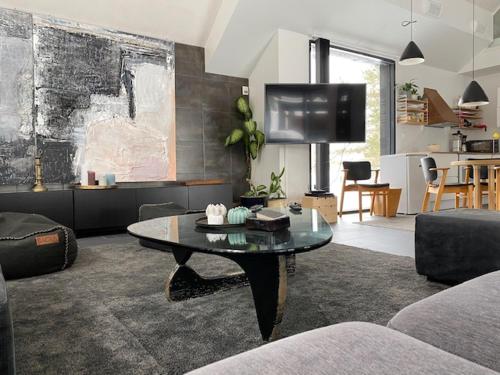 凯尔赛迈基Guesthouse Kärsämäki的客厅配有咖啡桌和电视