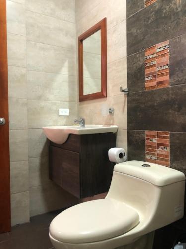 萨利纳斯Hotel Arena Blanca的一间带卫生间和水槽的浴室