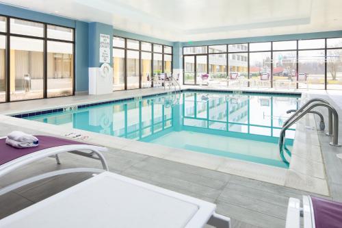大学公园市Holiday Inn Washington-College Pk I-95的大楼内的一个蓝色海水游泳池