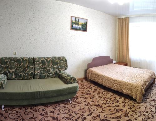 Apartment on Kommunisticheskiy prospekt 92客房内的一张或多张床位