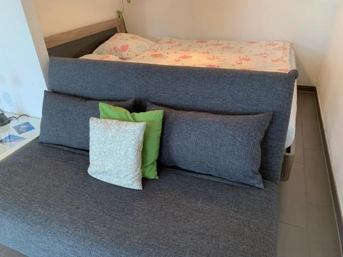 La SonnazC&C Eco Studio的床上配有枕头的床