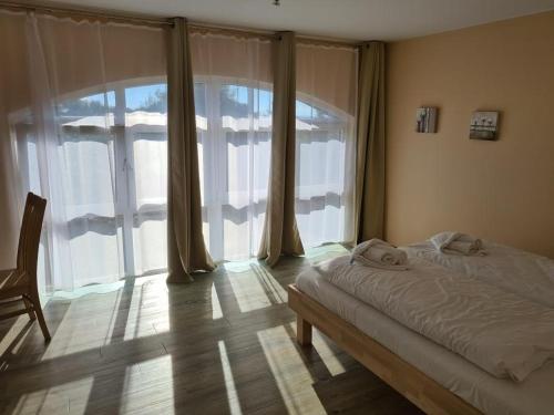 施托尔佩奥夫乌塞多姆Der Landhof Weide的一间卧室设有一张床和一个大窗户