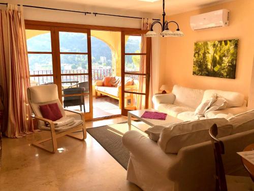 索列尔港Hartmut Friedrich Apartment Port de Soller的一间带两张沙发的客厅和一个阳台
