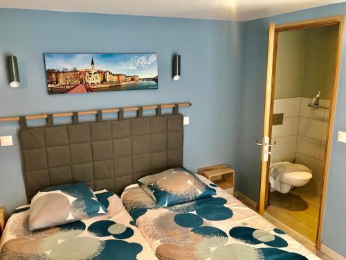 里昂科特塞奥尼宾馆的一间带床的小卧室和一间浴室