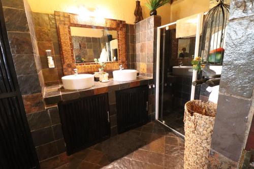 侯斯普瑞特非洲岩旅舍的浴室设有2个水槽和镜子