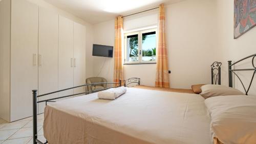 加利亚诺德尔卡波VIlla Ercolani Luxury by HDSalento的一间卧室设有一张床和一个窗口