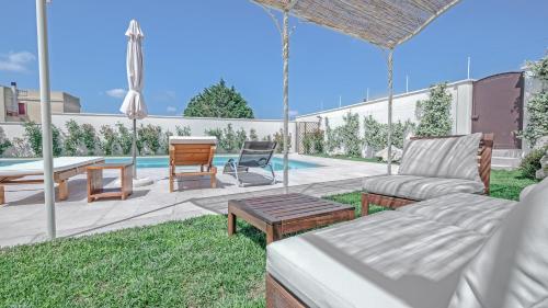 加利亚诺德尔卡波VIlla Ercolani Luxury by HDSalento的带家具的庭院和游泳池