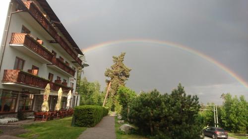 Vysoke Tatry - Tatranska Lesna埃里卡旅馆的大楼上方的天上彩虹