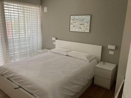 拉伊韦斯Villa Greta的卧室配有白色的床和窗户。