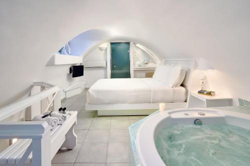 易莫洛林梅洛维里索酒店的一间带浴缸、床和浴缸的卧室