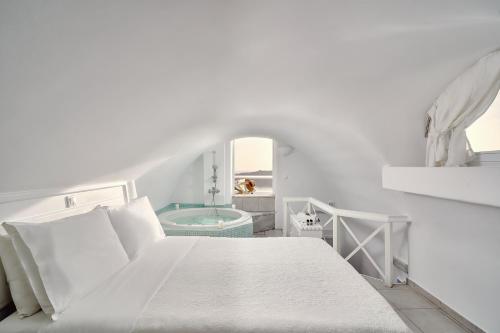 易莫洛林梅洛维里索酒店的白色卧室设有床铺和水槽